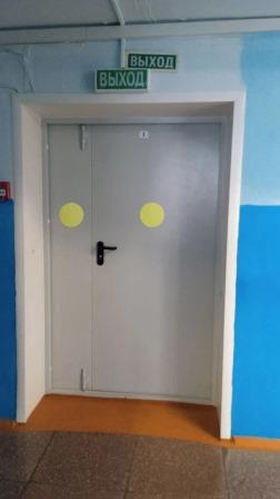 Желтые круги на дверях для слабовидящих